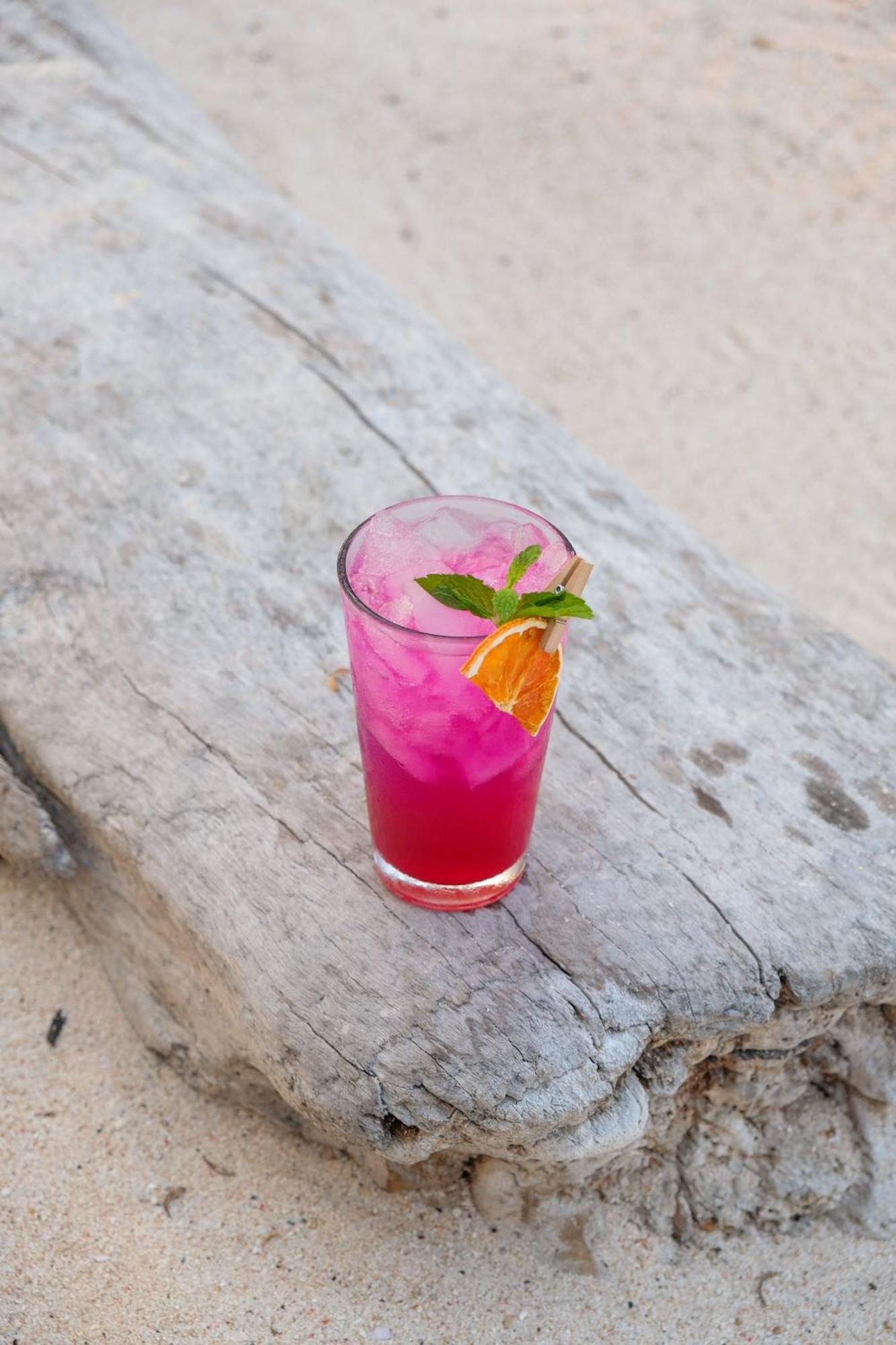 Le Pirate Gili Meno - Adults Only Hotell Exteriör bild